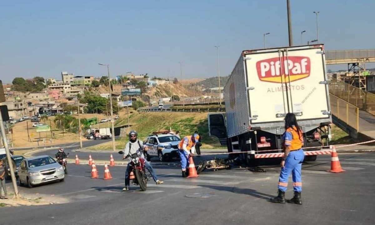 Uma pessoa morreu e outra ficou ferida em um acidente entre moto e caminhão -  (crédito: Transcon/Divulgação)