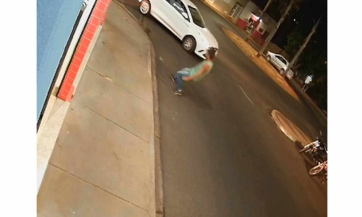 Vídeo: Homem embriagado é atropelado após cair em via pública de MG -  (crédito: Rede de Noticias)