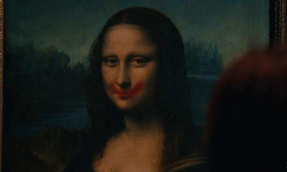 Lady Gaga desenha sorriso de batom na Mona Lisa -  (crédito: Reprodução / YouTube)