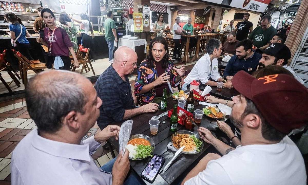 Duda Salabert (PDT) almoçou no Mercado Central de Belo Horizonte nesta quinta-feira (26/9) -  (crédito: Cadu Passos/Divulgação)