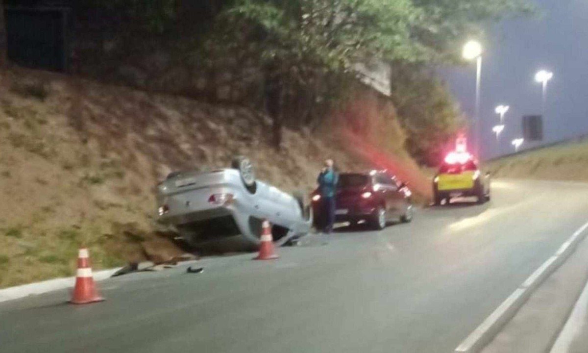 Carro capotou na Via Expressa de Contagem e deixou um ferido -  (crédito: Transcon/Divulgação)