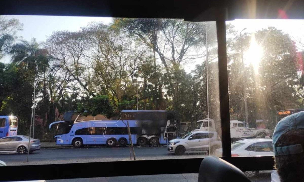 Ônibus que pegou fogo na noite de quarta-feira (25) segue na pista da Avenida Afonso Pena na manhã de hoje (26) -  (crédito: Melissa Souza/EM/D.A Press)