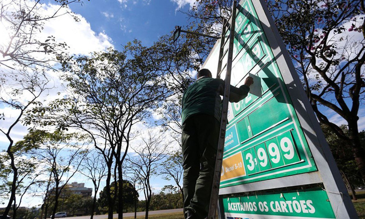 Pre&ccedil;o do diesel A &agrave;s distribuidoras aumentou em R$ 0,22 -  (crédito: Marcelo Camargo /Agencia Brasil)