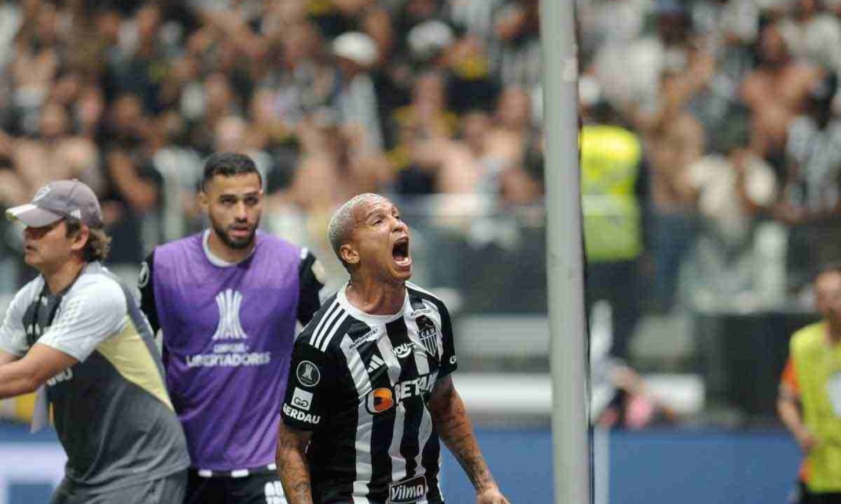 Atacante Deyverson sai do banco de reservas e garante a vitória, e a classificação, contra o Fluminense, na Arena MRV -  (crédito: Alexandre Guzanshe/EM/D.A Press)