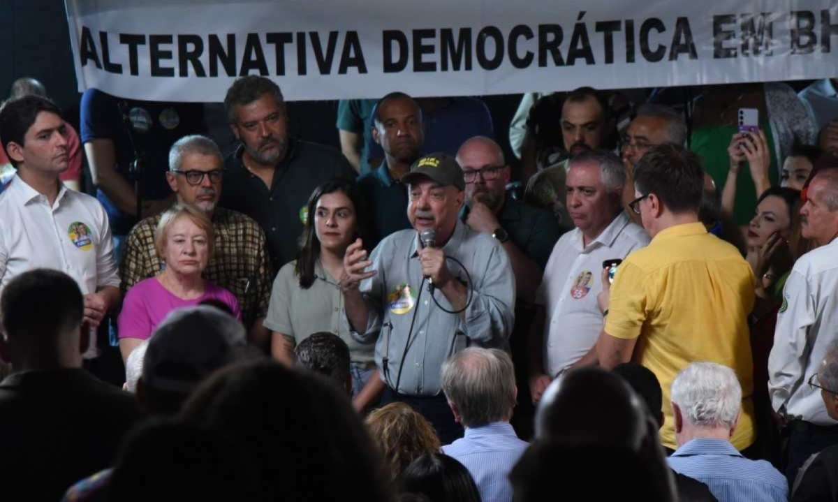Lideranças e militantes da esquerda de Belo Horizonte se reuniram para formalizar apoio à candidatura de reeleição do prefeito Fuad Noman (PSD), na Casa dos Jornalistas de Minas Gerais -  (crédito: Gladyston Rodrigues/EM/D.A. Press)