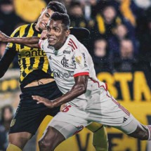 Alex Sandro, do Flamengo, tenta vencer a disputa diante da marcação do Peñarol -  (crédito: Foto: Divulgação Peñarol)