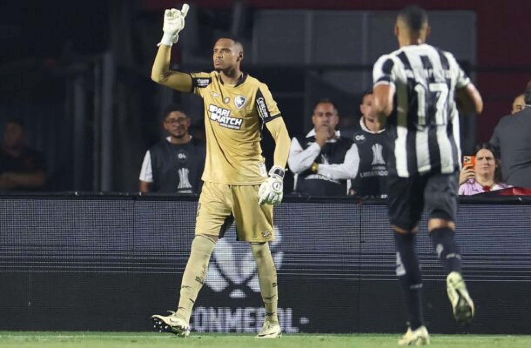 Herói da classificação do Botafogo, John explica estratégia nas cobranças de pênaltis