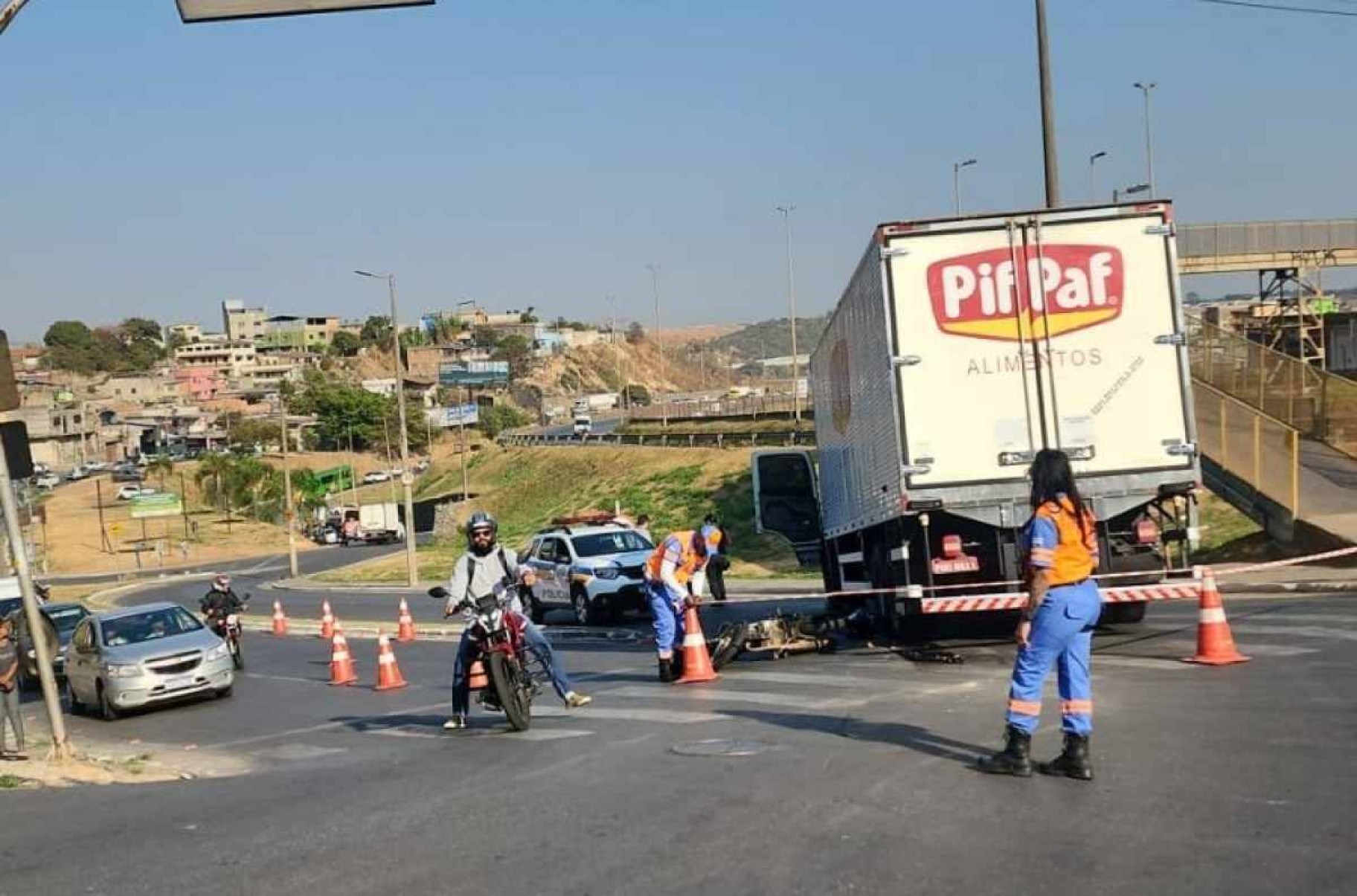 Grande BH: acidente com caminhão e moto mata uma pessoa