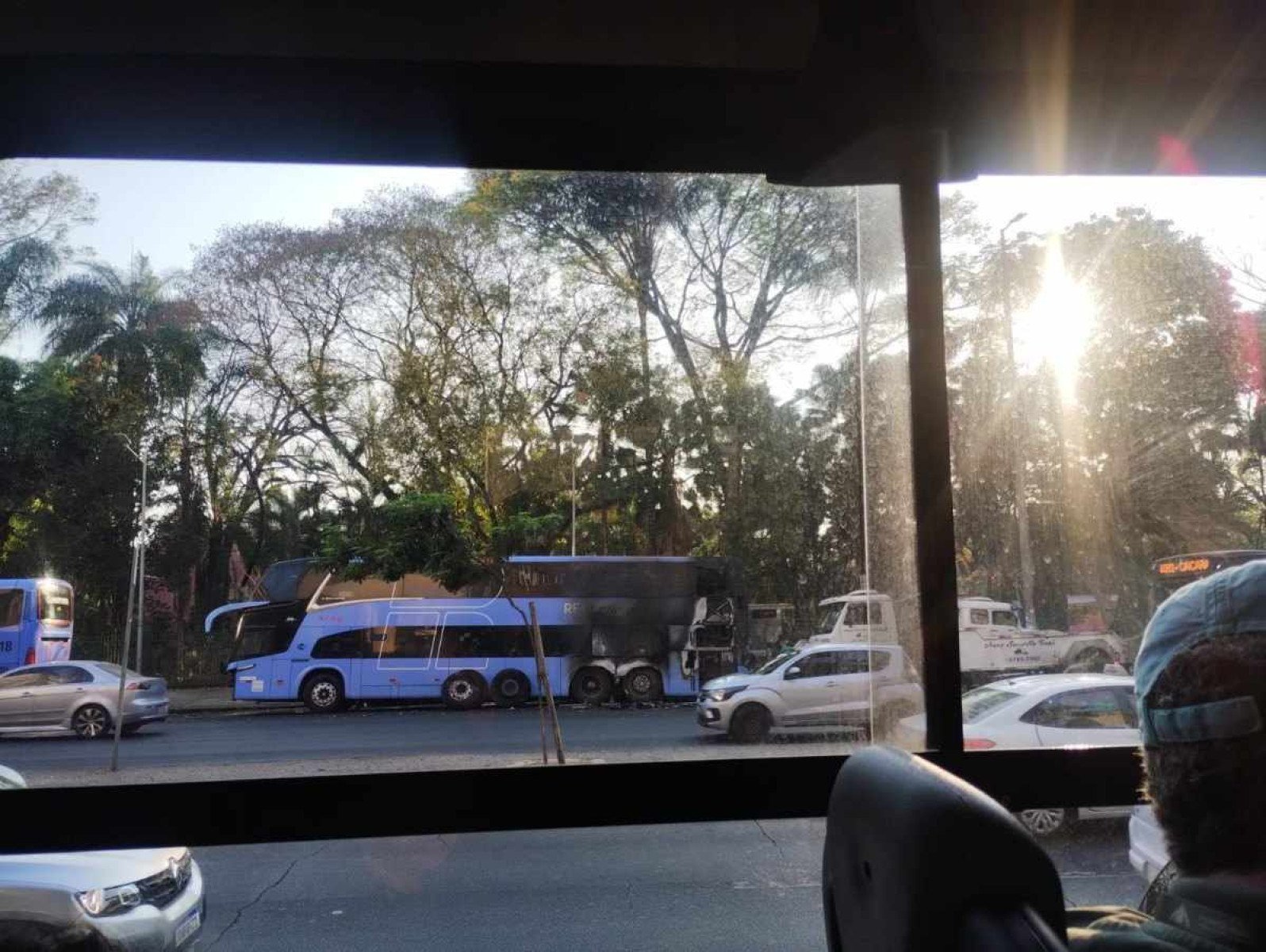 BH: ônibus de viagem pega fogo na Avenida Afonso Pena