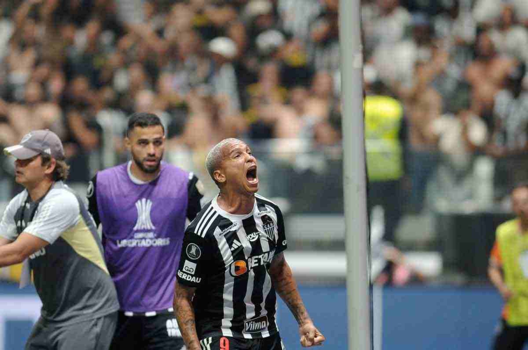 Deyverson é o herói da noite e classifica o Galo