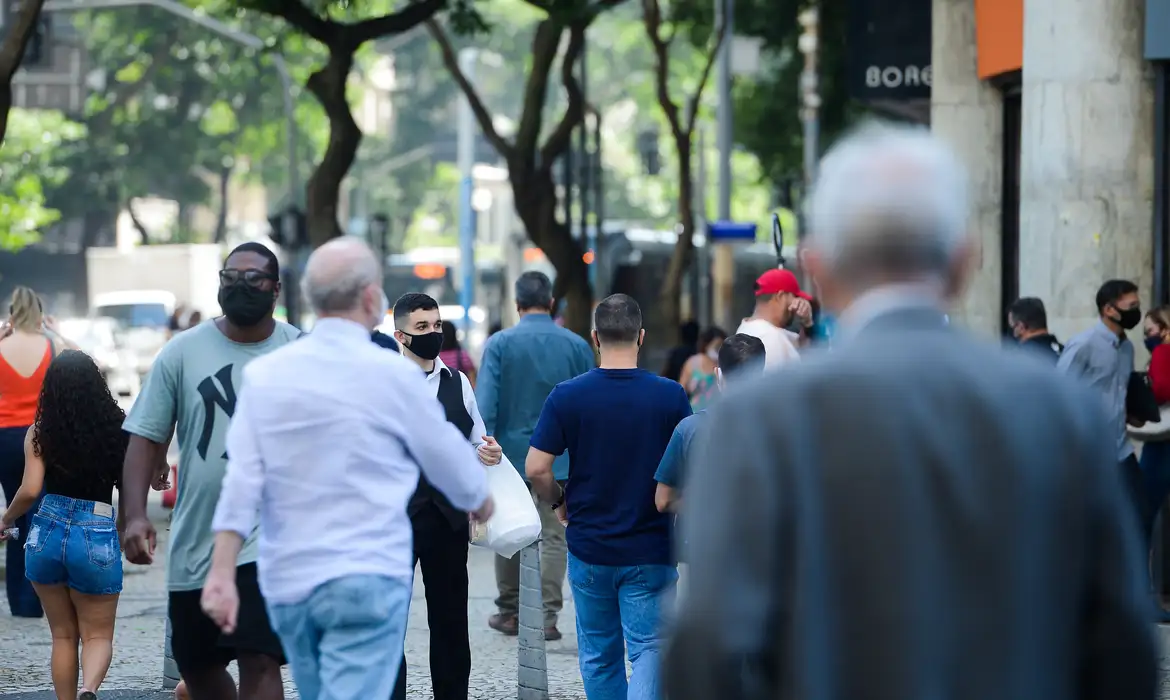 Apesar da diminuição do crescimento dos casos graves, o estudo mostra que a covid-19 ainda é a principal causa de mortalidade por síndrome respiratória entre os idosos, seguida pela influenza A -  (crédito: © Tomaz Silva/Agência Brasil)