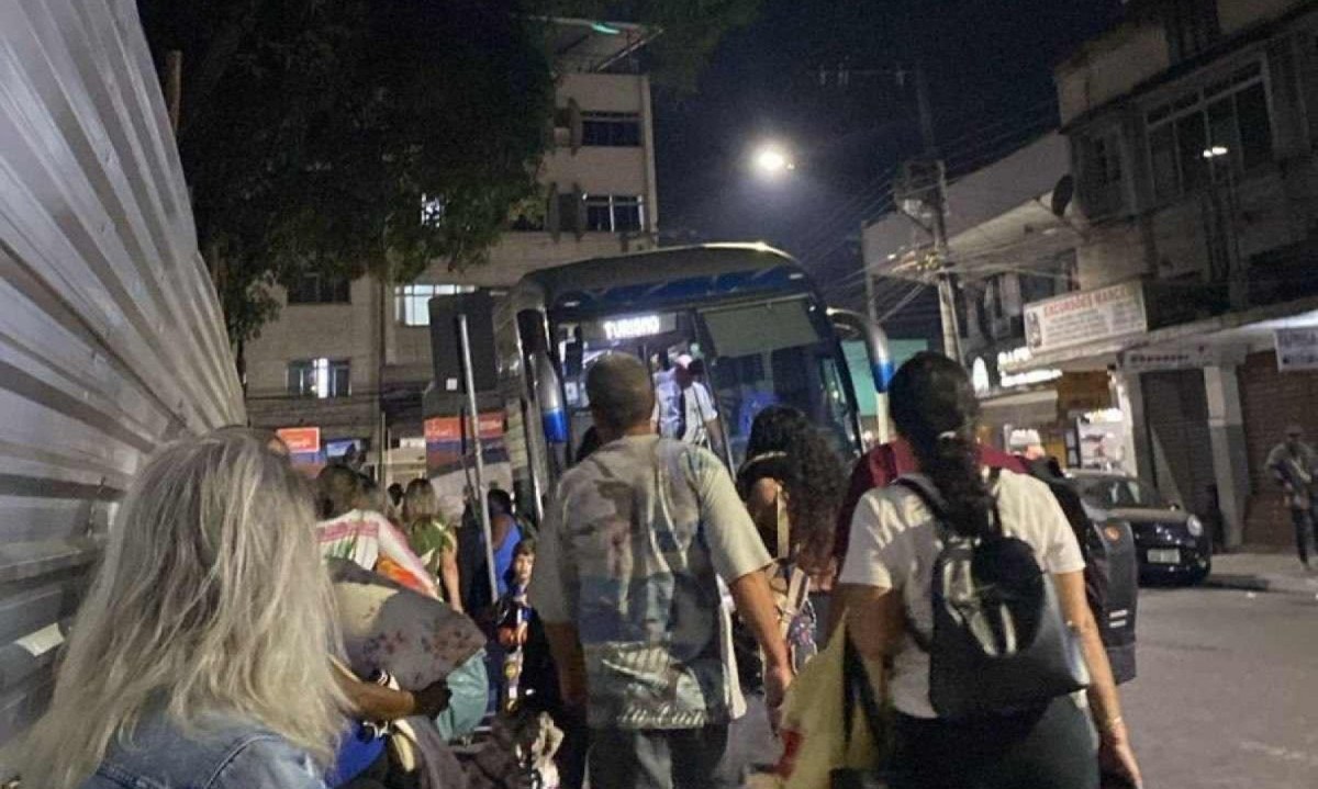 Grupo que ia para Cabo Frio registrou movimento intenso em ponto de ônibus, na Praça do Riachuelo, onde outras pessoas seguiam para viagens acordadas por meio de outras empresas -  (crédito: Luana Souza/Arquivo pessoal)