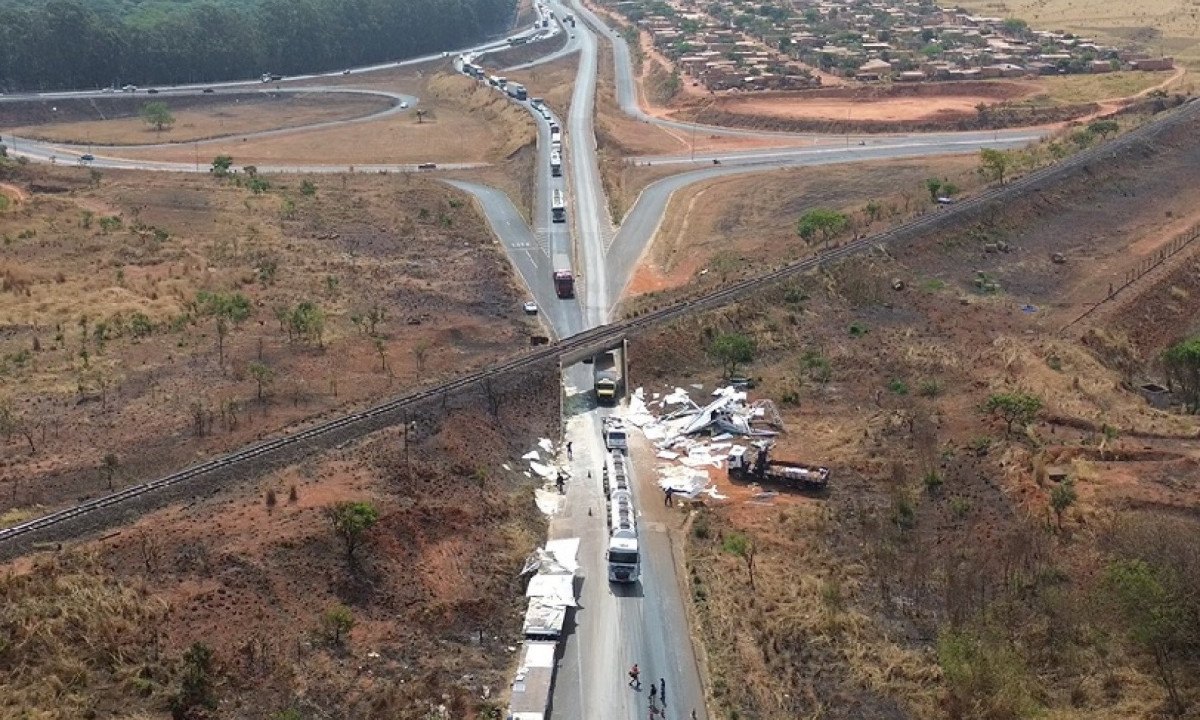 Trânsito seguiu em esquema de pare e siga durante a tarde -  (crédito: Divulgação/ViaDrones)