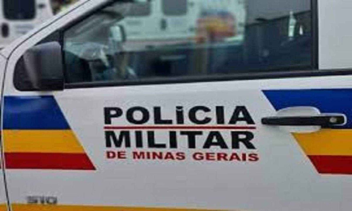 Uma pessoa que passava pela Estrada Serra Negra viu o corpo caído e chamou a Polícia Militar -  (crédito: PMMG)