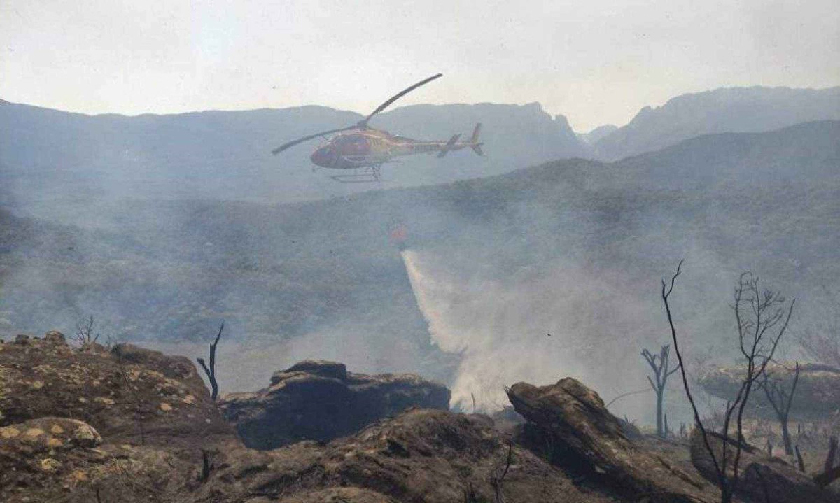 O combate ao fogo nas matas do Caraça são feitos por terra e pelo ar -  (crédito: CBMMG)