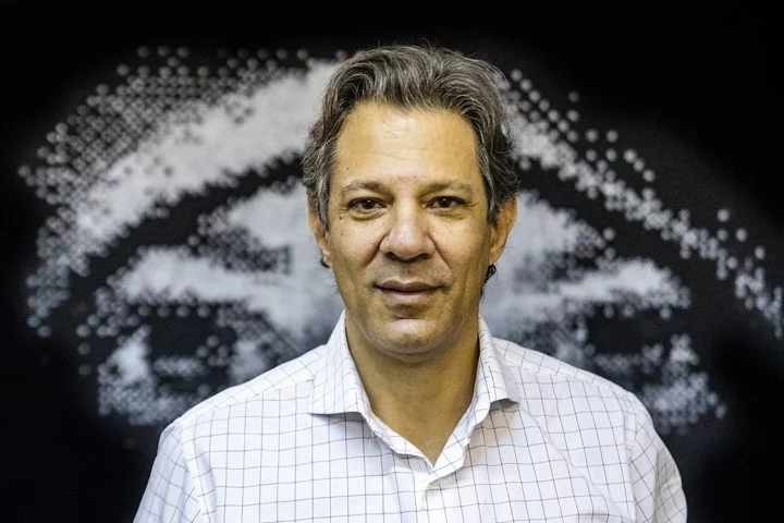 Fernando Haddad - O ex-prefeito de São Paulo e atual ministro da Fazenda do governo de Lula é filho de Khalil Haddad, que emigrou do Líbano para o Brasil. Sua mãe, Thereza Goussain Haddad, nasceu no Brasil, mas era filha de libaneses. 
 -  (crédito: Wikimedia Commons/Fora do Eixo)