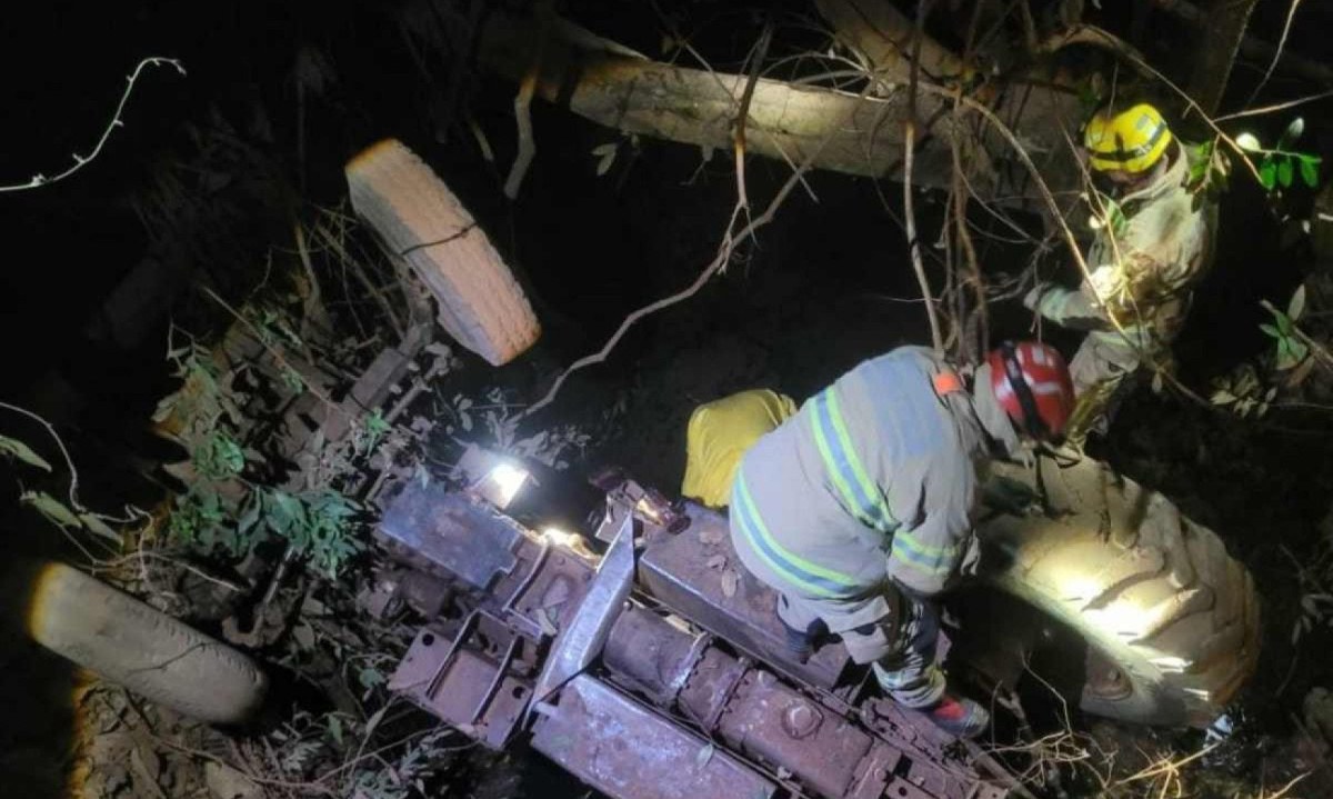 Corpo de motorista de trator ficou preso na cabine do veículo -  (crédito: CBMMG)
