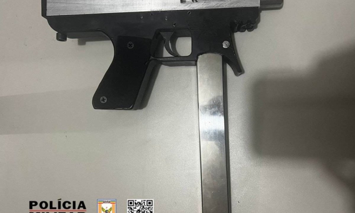 Polícia apreendeu uma submetralhadora calibre 380 automática de fabricação caseira -  (crédito: PMRv/Divulgação)