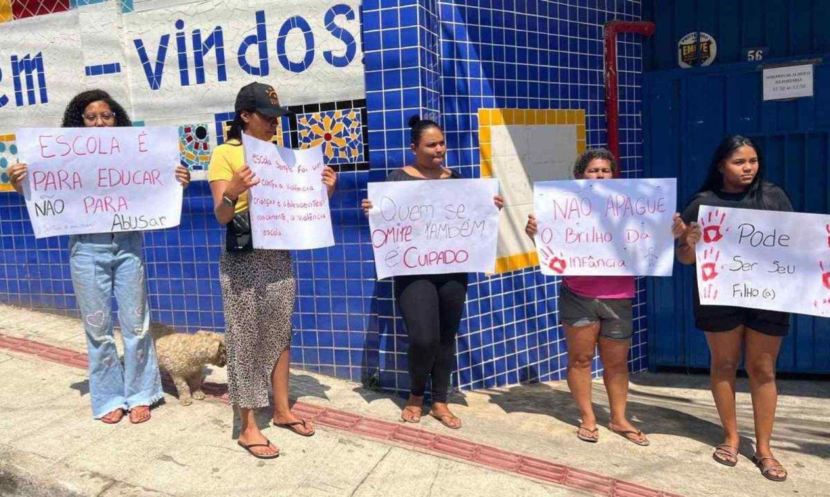 Moradores do Barreiro e familiares de criança estuprada em banheiro de escola municipal da região fazem protesto nesta sexta (27) -  (crédito: Edésio Ferreira/EM/DA Press)