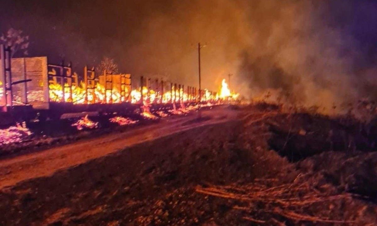 Os 30 vag&otilde;es atingidos pelo inc&ecirc;ndio estavam lotados de troncos de madeira em chamas -  (crédito: Reprodu&ccedil;&atilde;o / CBMMG)