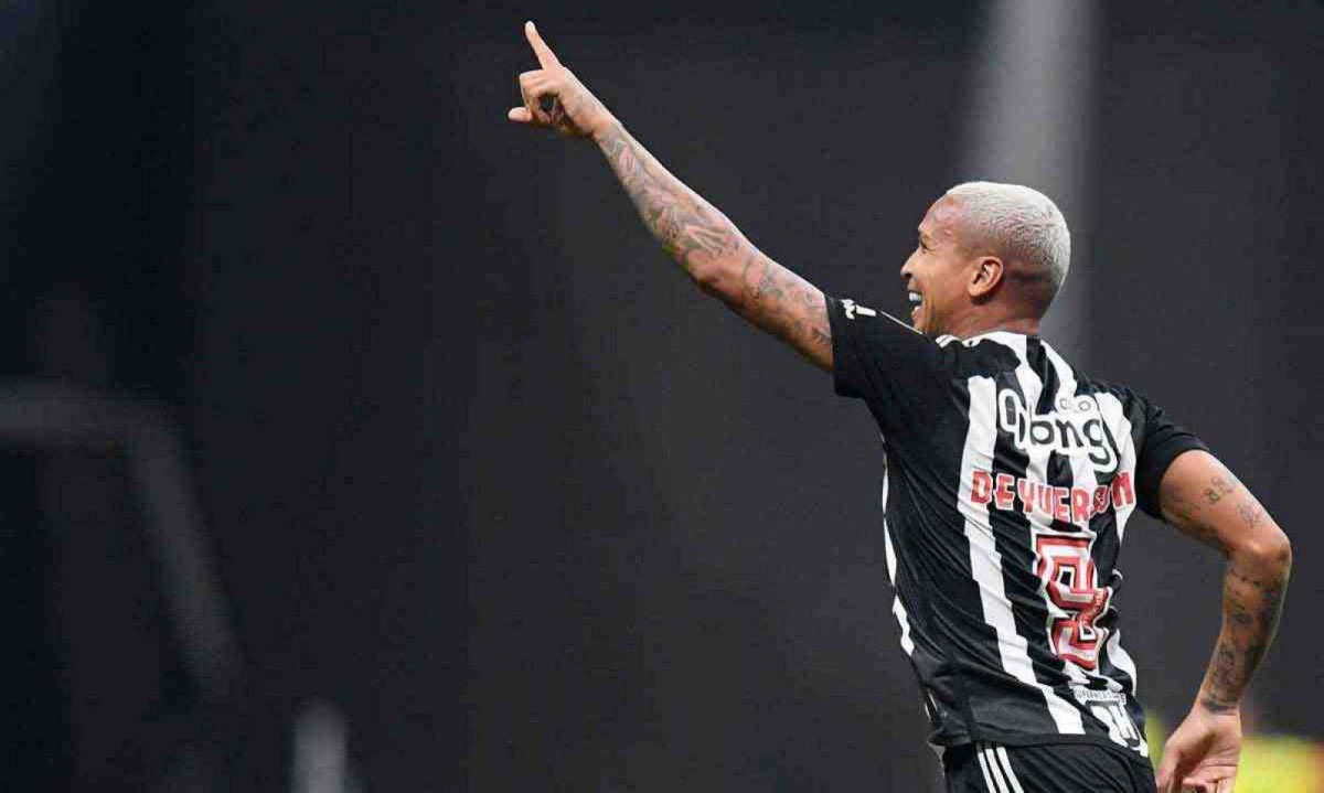 Deyverson comemora o segundo gol diante do Fluminense, em BH, que carimbou a passagem do Galo para as semifinais da Copa Libertadores -  (crédito: GLEDSTON TAVARES / AFP)