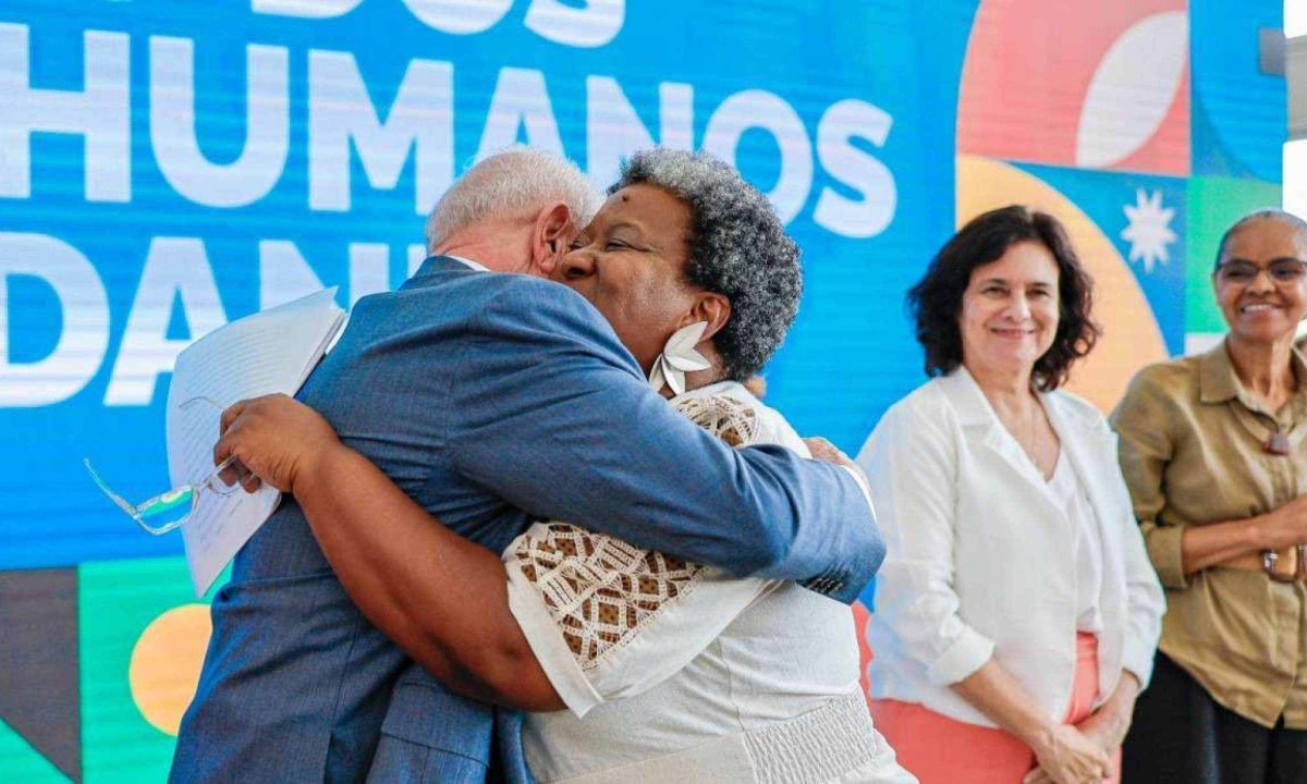 O presidente Luiz In&aacute;cio Lula da Silva abra&ccedil;ou a nova ministra dos Direitos Humanos, Maca&eacute; Evaristo, durante a cerim&ocirc;nia de posse realizada nesta sexta-feira

 -  (crédito:  Ricardo Stuckert / PR)