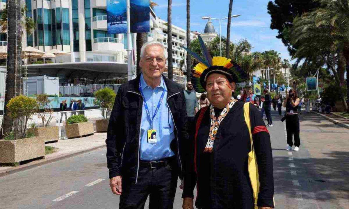 Bruce Albert e Davi Kopenawa em maio último no Festival de Cannes, onde acompanharam a estreia mundial de "A queda do céu"