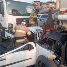 Carro fica prensado entre caminhões no Anel Rodoviário - Divulgação/CBMMG