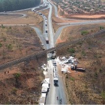 Carreta bate em pontilhão e fecha BR-365 em trecho urbano de Uberlândia - Divulga&ccedil;&atilde;o/ViaDrones