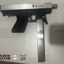 Motociclista foge de abordagem, é perseguido e preso com submetralhadora - PMRv/Divulgação