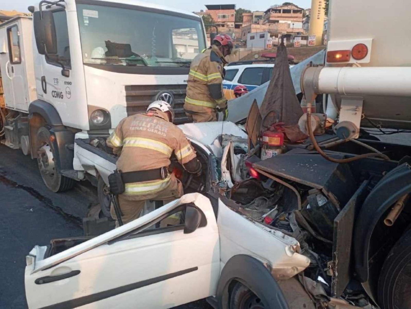 Carro fica prensado entre caminhões no Anel Rodoviário