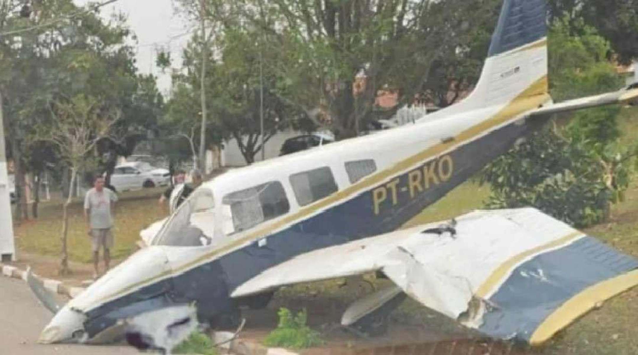 Avião de pequeno porte perde freio e invade praça durante pouso