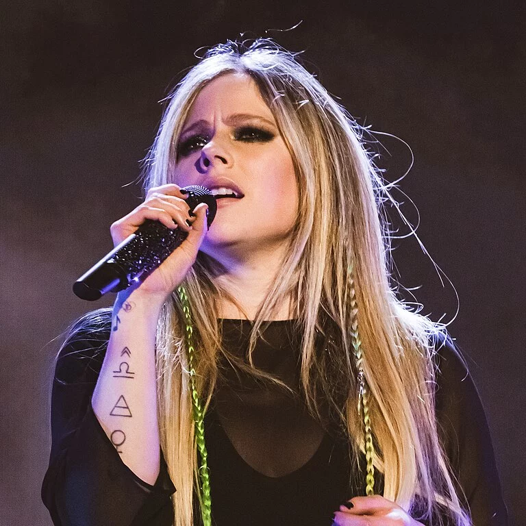 A cantora canadense Avril Lavigne completa 40 anos em 27/9. Ela é considerada por críticos e publicações musicais como a 