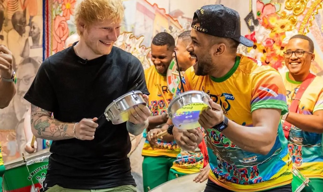 Ed Sheeran comanda a bateria em visita à escola de samba Grande Rio