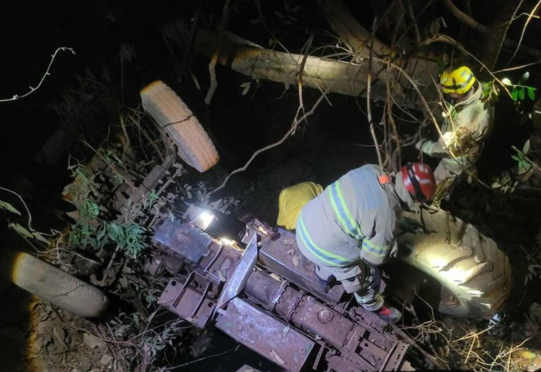 Homem morre ao cair de ponte com trator em Minas
