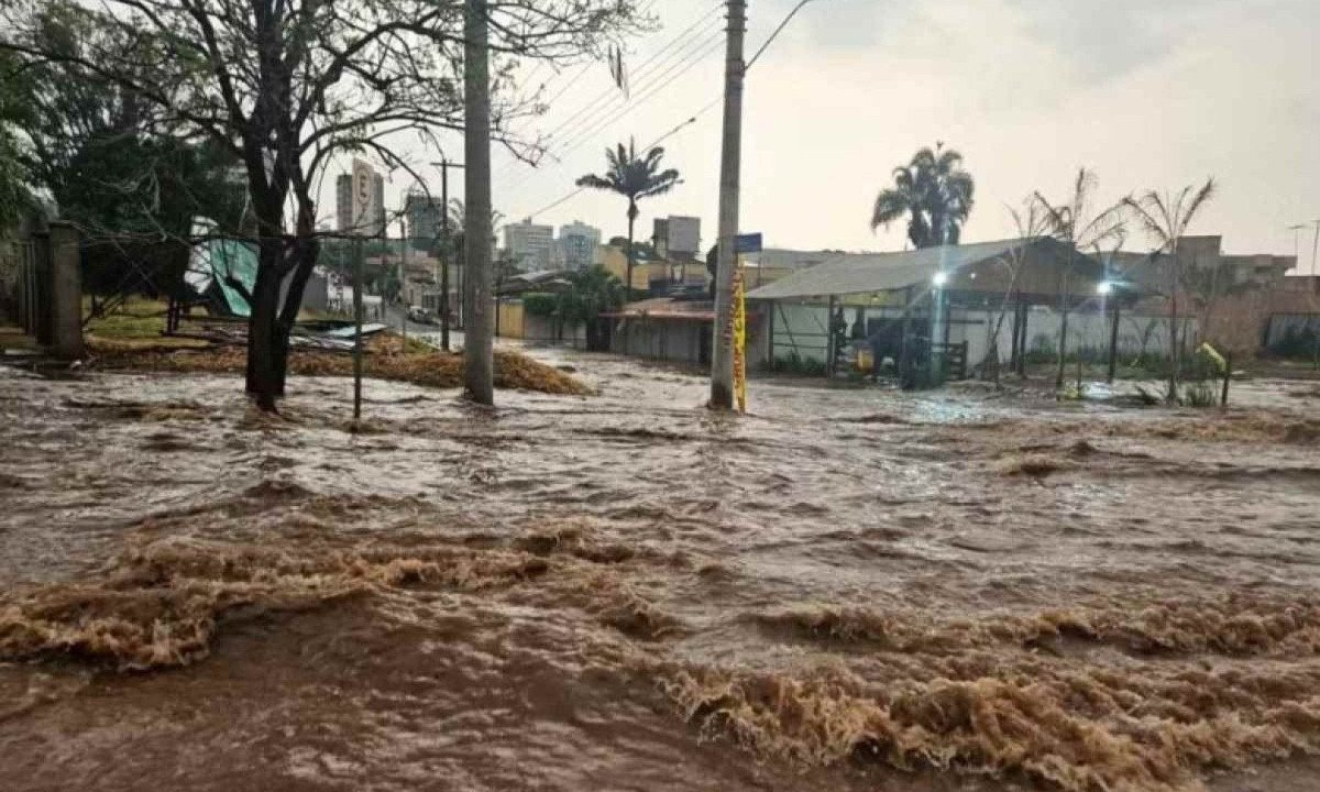 Parte alagada da Avenida Rondon Pacheco, em Uberlândia, no Triângulo Mineiro -  (crédito: Defesa Civil/Divulgação)