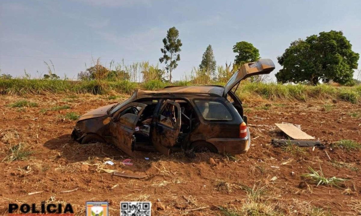 Acidente aconteceu na altura do km 244 da BR-352, em Arapuá, no Alto Paranaíba -  (crédito: PMRv/Divulgação)