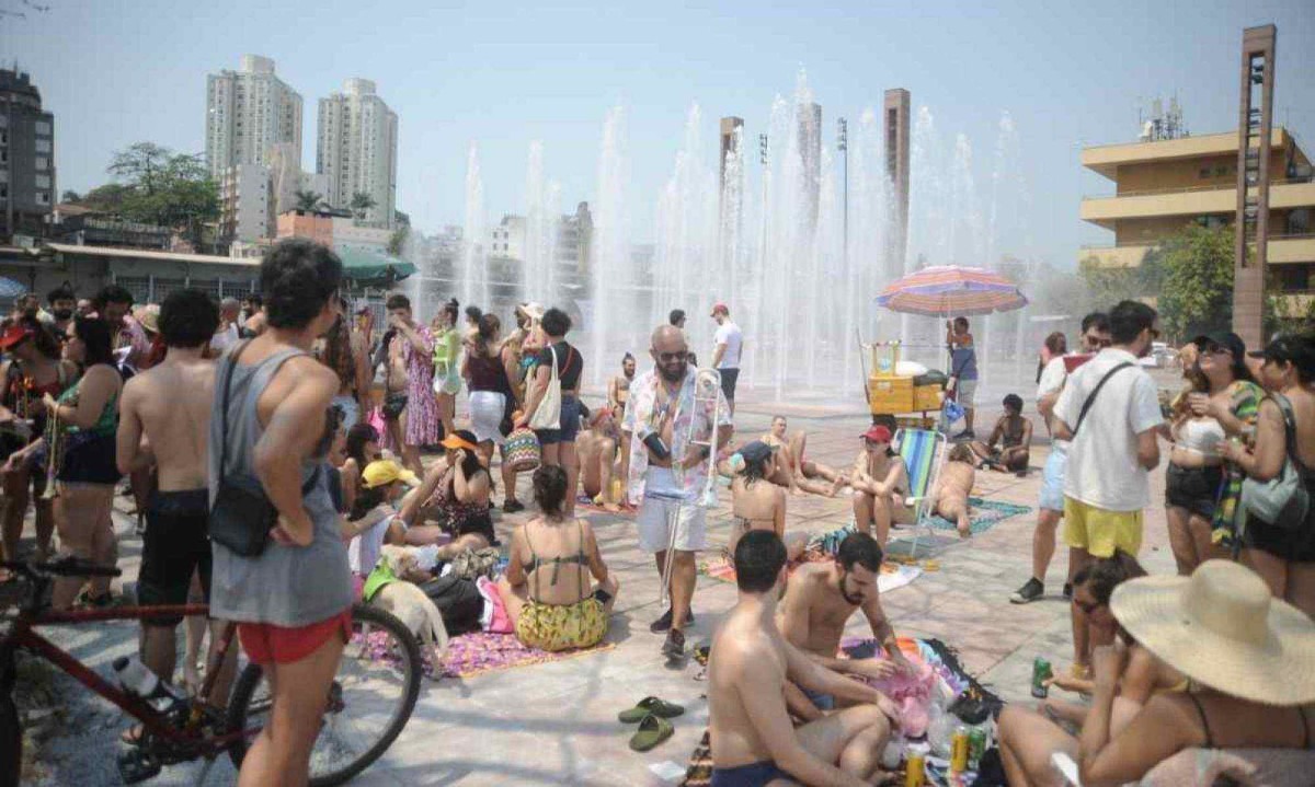 Praça da Estação é reaberta e vira "praia" -  (crédito: Alexandre Guzanshe/EM/D.A Press)