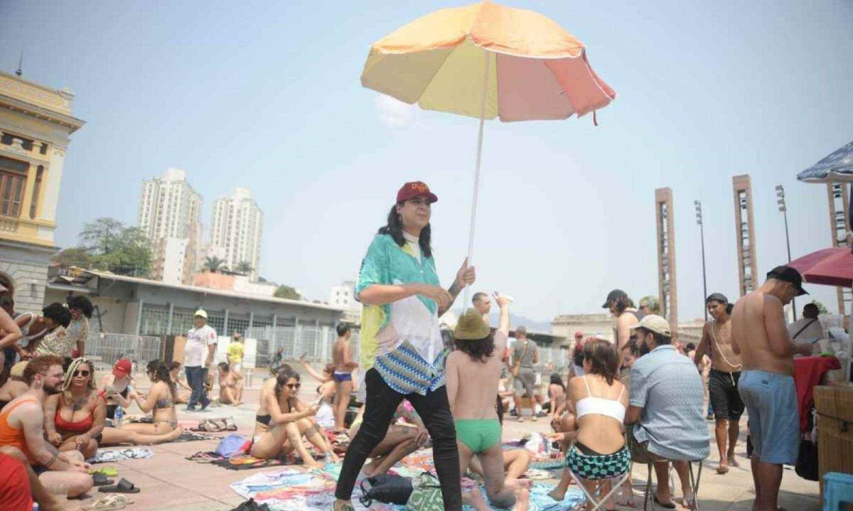 Candidata à Prefeitura de Belo Horizonte, Duda Salabert (PDT), em visita à Praia da Estação, na Praça da Estação, no centro da cidade -  (crédito: Gustavo Guzanshe/EM/D.A Press)