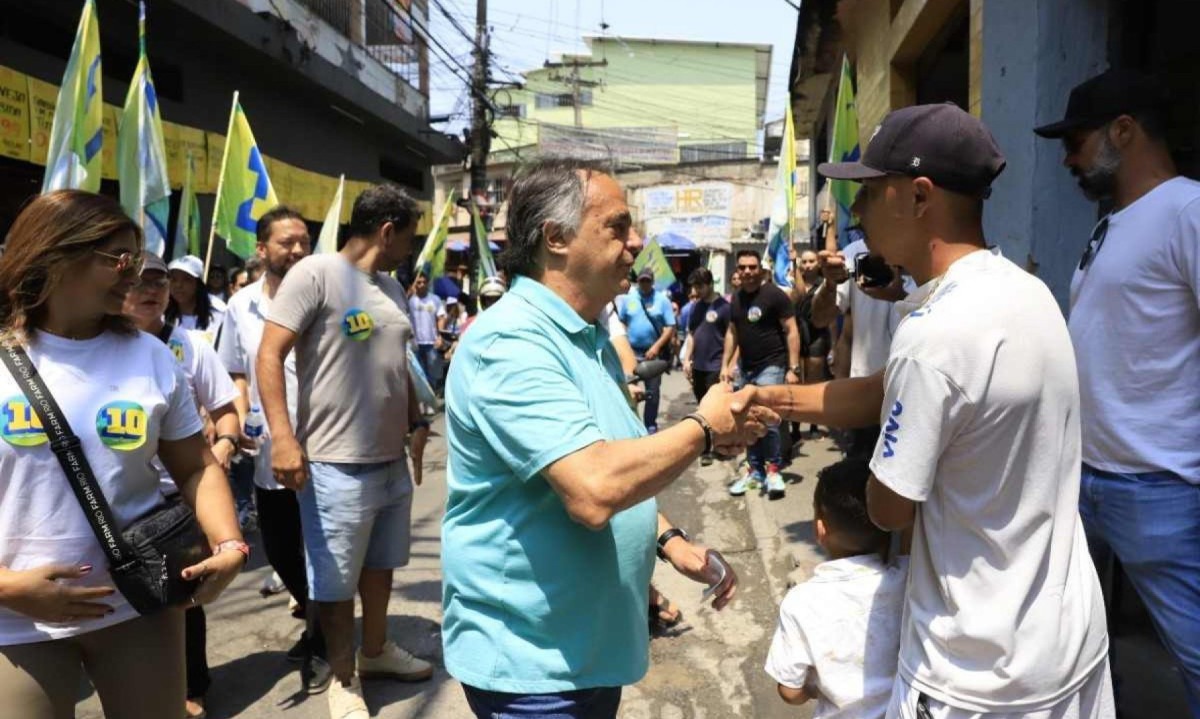 Mauro Tramonte (Republicanos) em visita ao Aglomerado da Serra, em Belo Horizonte -  (crédito: Ramon Bitencourt/Campanha Mauro Tramonte)