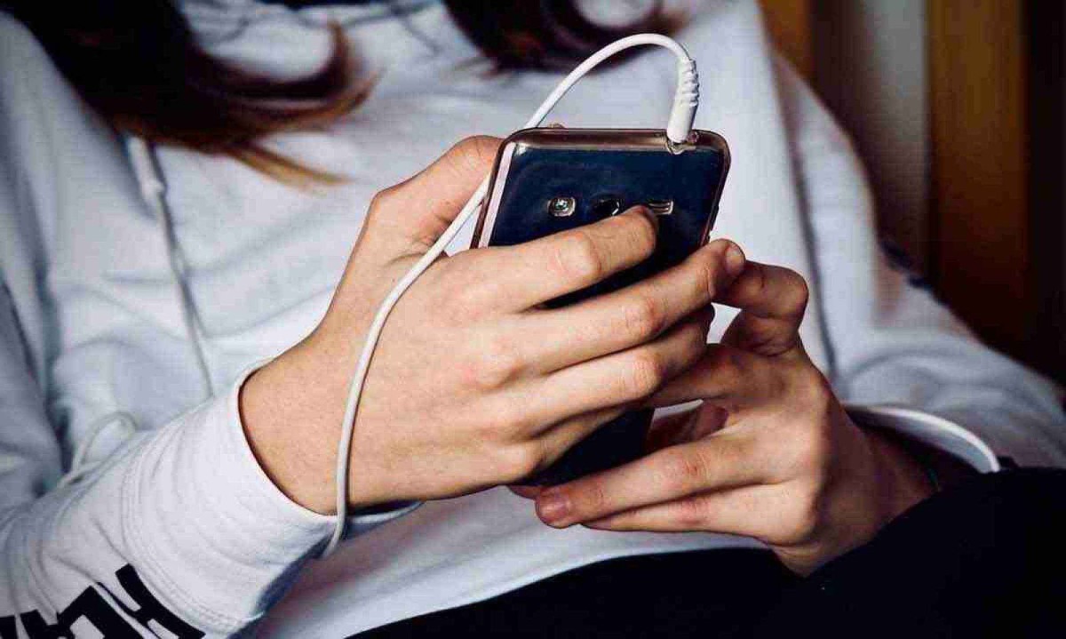 Uso excessivo do celular abocanha parte das atenções, e exclui o pensamento e o conhecimento
 -  (crédito: PIXABAY/REPRODUÇÃO)