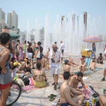 Praça da Estação, em BH, vira praia e atrai centenas de pessoas - Alexandre Guzanshe/EM/D.A Press