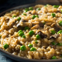 Risoto de cogumelo e ervilha (Imagem: Brent Hofacker | Shutterstock) -  (crédito: EdiCase)