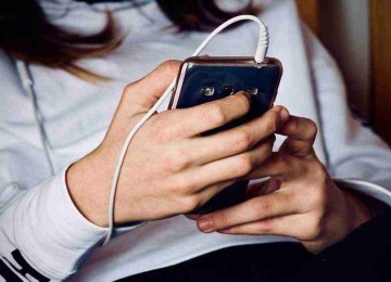 Uso excessivo do celular abocanha parte das atenções, e exclui o pensamento e o conhecimento
 -  (crédito: PIXABAY/REPRODUÇÃO)