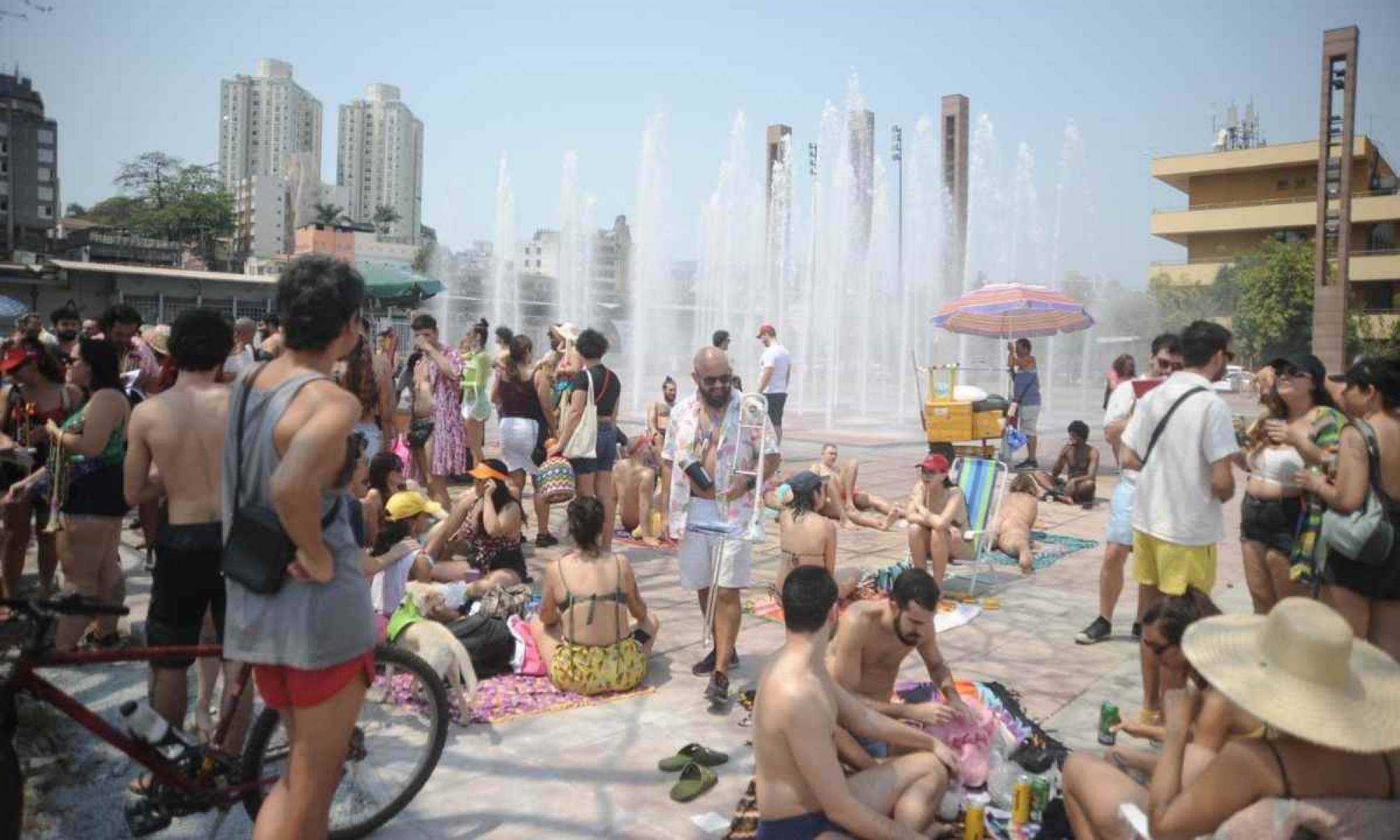 Praça da Estação, em BH, vira praia e atrai centenas de pessoas