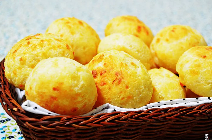 O site TasteAtlas, famoso por elaborar rankings culinários com a ajuda dos usuários, elegeu o tradicional pão de queijo brasileiro o segundo melhor pão do mundo. -  (crédito: Murilo Manzini - Wikimédia Commons)