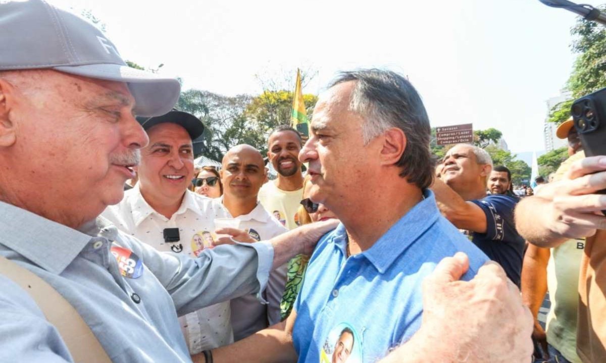 Fuad e Tramonte se encontram durante agenda de campanha na Feira Hippie; candidatos podem estar novamente frente a frente no segundo turno -  (crédito: Rodrigo Lima/ Ramon Bitencourt/ Divulgação)