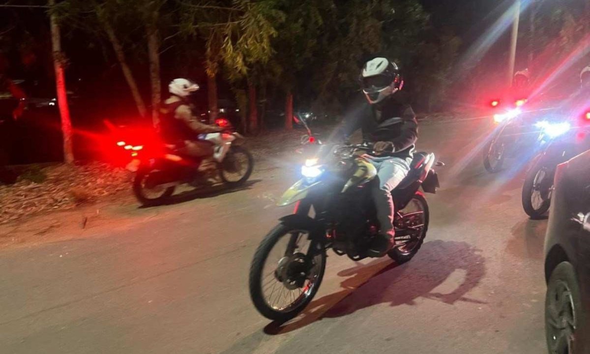 Operação apreendeu sete motocicletas, além de carros, em Contagem -  (crédito: PMMG/Divulgação)