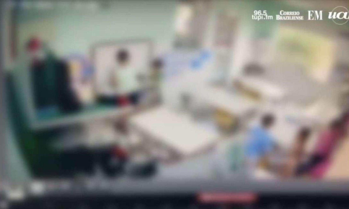 Vídeo mostra momento em que criança vai até o banheiro e, minutos depois, professora a tira do local -  (crédito: Imagem cedida ao Estado de Minas)