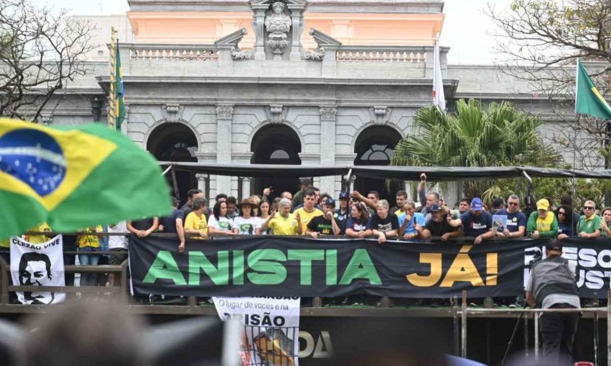 Políticos de todo Brasil marcaram presença na Praça da Liberdade -  (crédito: LEANDRO COURI/EM/DAPRESS)
